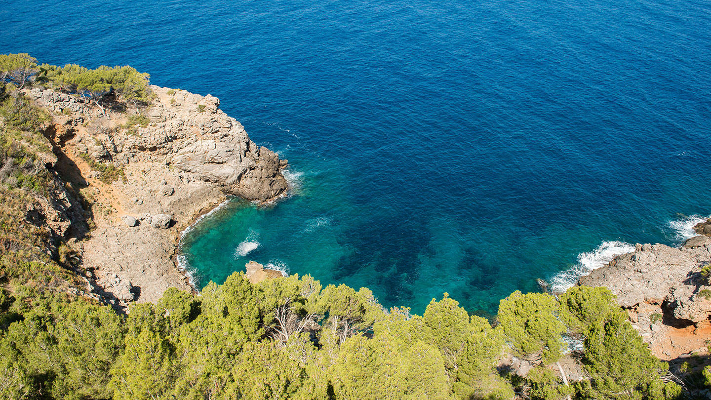 Klippen und das blaue Meer aus der Luft