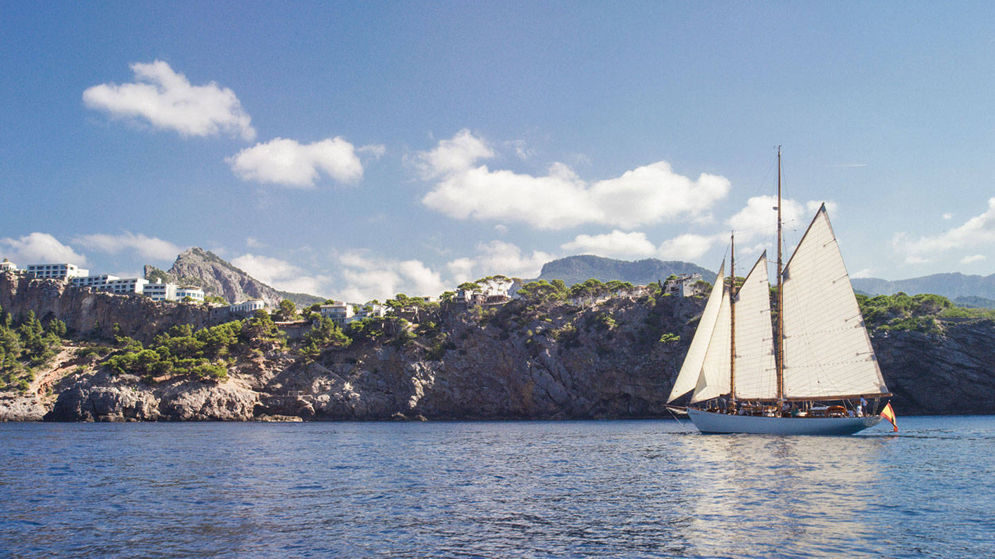 Segelboot auf dem blauen Meer