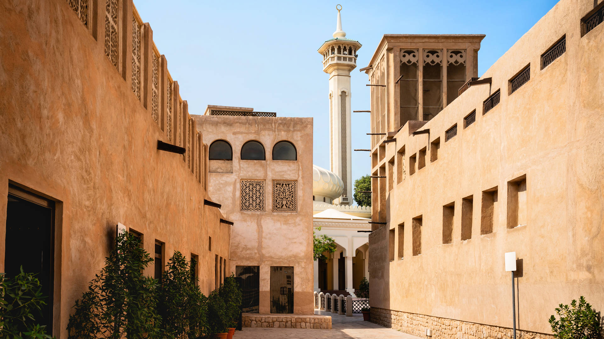 Old Dubai view mosque and square