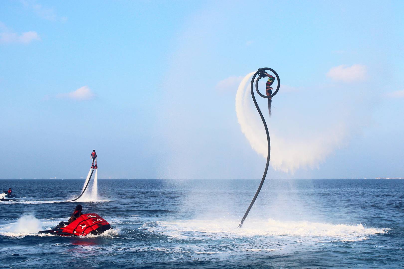 Mann beim Flyboarding 